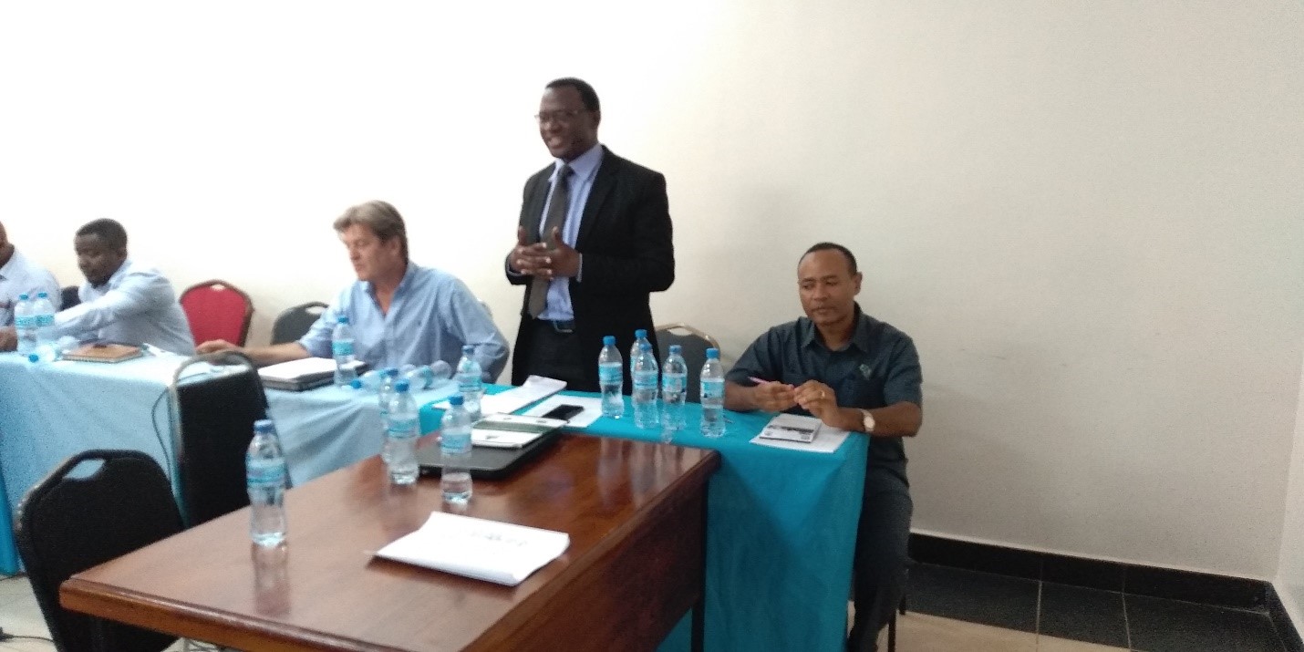 森林和养蜂部门主任以西结Mwakalukwa右起第二位博士给他的言论在研讨会期间