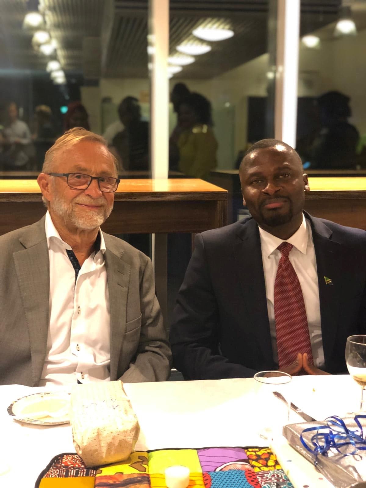 Nyamoga博士与他的主要主管教授birge索伯格在晚宴后成功地捍卫他的博士学位