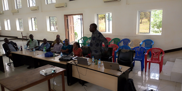 Japhet教授j . Kashaigili引入DCP项目专家从基隆贝罗区议会